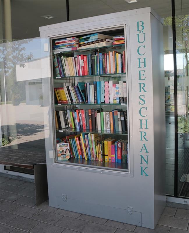 Bücherschrank aus Metall mit Glastür